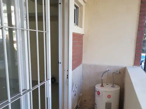 EXCELENTE MONO AMBIENTE DIVISIBLE AL FRENTE C/BALCON
