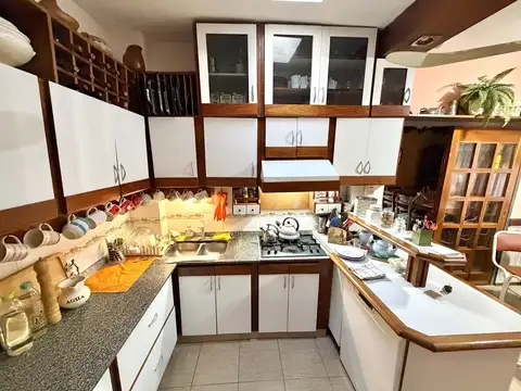 Casa 4 ambientes con 2 baños