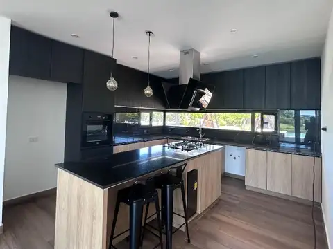 Casa 5 ambientes con 5 baños