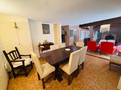 Casa 5 ambientes con 3 baños
