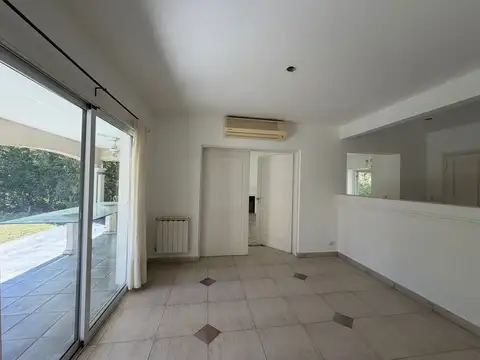Casa en Alquiler con 1 cochera