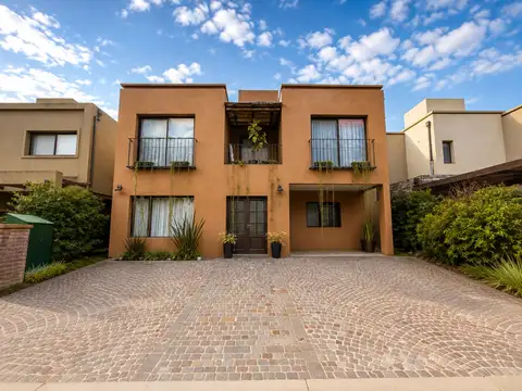 Casa en Venta con 4 cocheras
