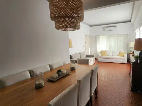 Casa 6 ambientes con 2 baños