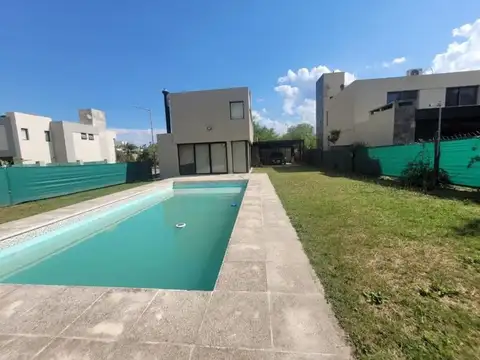 Casa en Alquiler con 2 cocheras