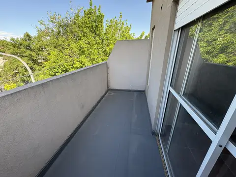 PH de 2 ambientes amplios en duplex al frente con terraza propia. Sin expensas