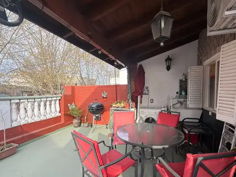 Departamento Tipo Casa en Primer Piso de 3 Ambientes con Fondo, Quincho y Terraza