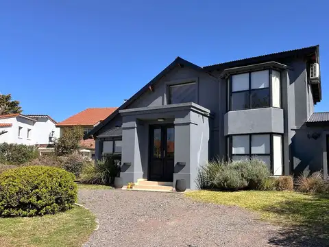 CASA EN VENTA CON QUINCHO Y  PILETA, LOS LAGARTOS