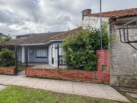 EN VENTA CASA 3 AMBIENTES  - APTO CRÉDITO
