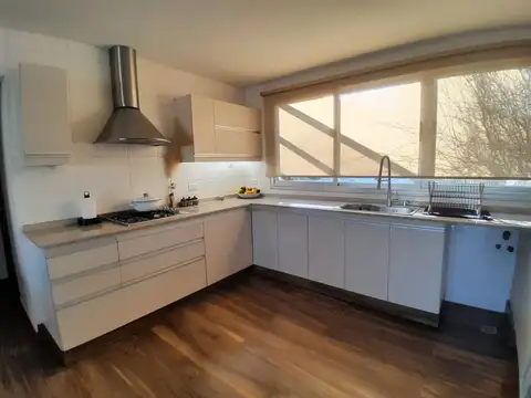 Casa 6 ambientes con 2 baños