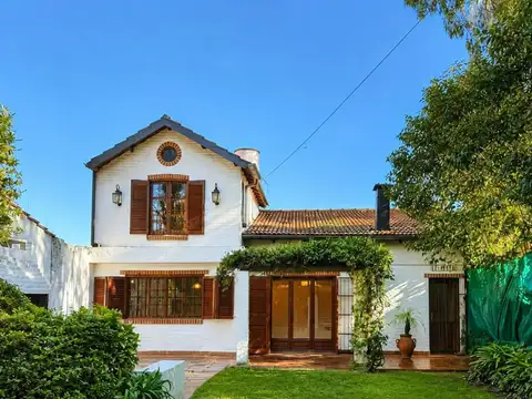 CASA ESTILO COLONIAL CON GRAN PARQUE EN BARRIO LOS TILOS