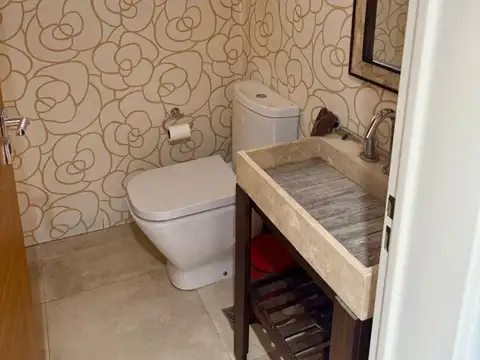 Casa en Alquiler con 2 cocheras