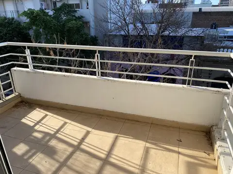 Amplio monoambiente con balcón