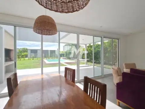 Casa 5 ambientes con 4 baños