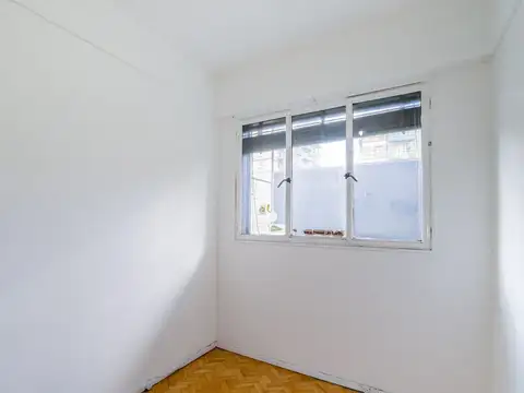 Dpto 4 amb al frente en 2° piso con lavadero y balcon. Excelente ubicacion: Oro al 2491 esquina Sant