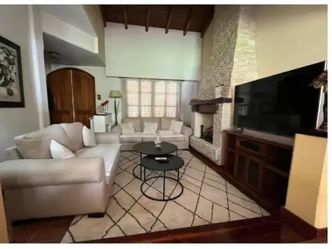 Casa 8 ambientes con 3 baños