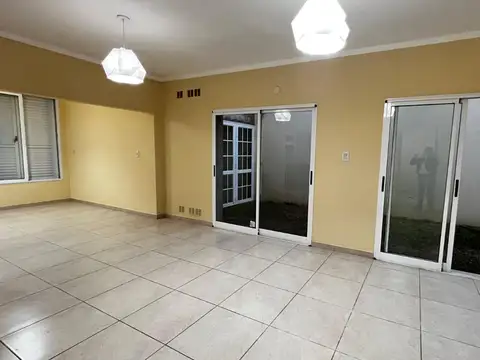 Casa 6 ambientes con 1 baño