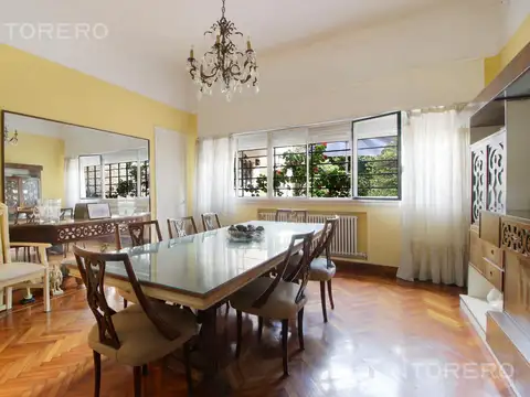 VENTA CASA 4 AMBIENTES CON COCHERA Y PARQUE EN FLORES