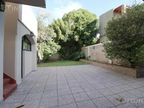 VENTA CASA 4 AMBIENTES CON COCHERA Y PARQUE EN FLORES
