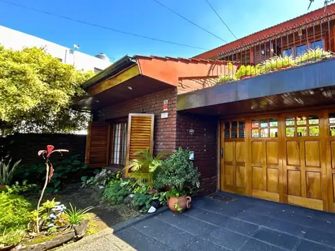 Casa 6 Ambientes en Venta en Morón Norte con Quincho, Patio y Cochera