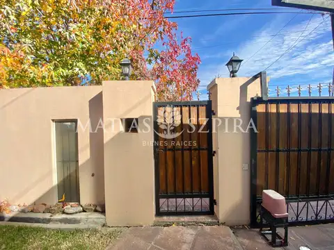 Casa 9 ambientes con 4 baños
