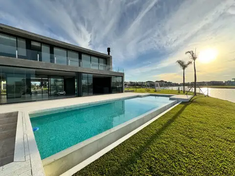 Casa 6 ambientes con 4 baños