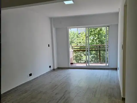 Venta de excelente 4 ambientes, al frente con balcón, todo luz y sol, reciclado a nuevo en zona premium de Palermo