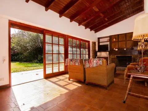 Venta Casa de 5 Dormitorios con amplio jardín en Fisherton
