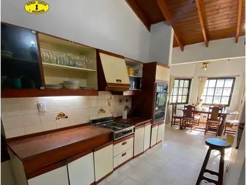 Casa 5 ambientes con 4 baños