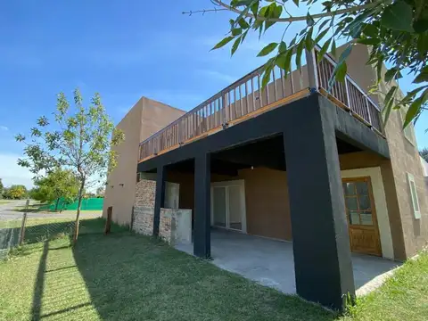 Casa 5 ambientes con 3 baños