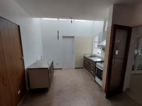 Casa 10 ambientes con 3 baños