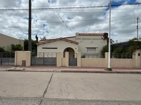 CASA CENTRICA CON 1.000M2 DE TERRENO EN CORONDA!