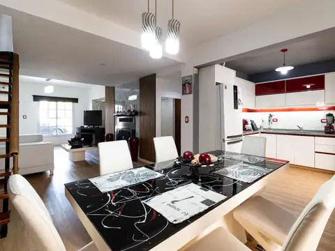 Casa de 5 ambientes en venta Barrio El Mirador Hurlingham triplex con patio