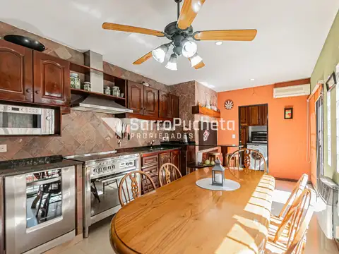 Casa 4 ambientes con 2 baños