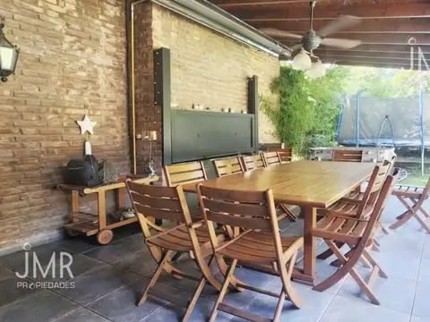 Casa 8 ambientes con 3 baños