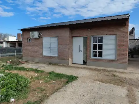 VENTA - CASA DOS DORMITORIOS CON COCHERA Y PATIO - SAN LORENZO