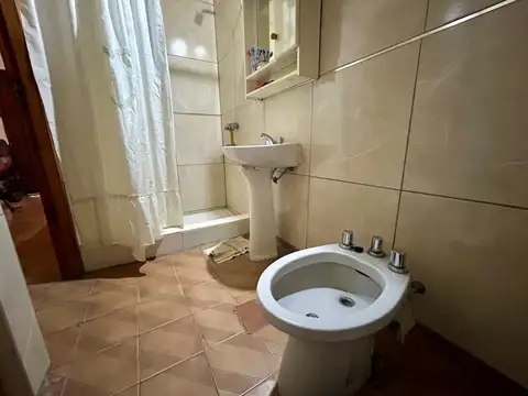 VENTA - CASA CON LOCAL EN BARRIO OBRERO