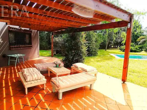 Venta casa 4 ambientes con piscina, quincho con parrilla y galería en Coronel Brandsen