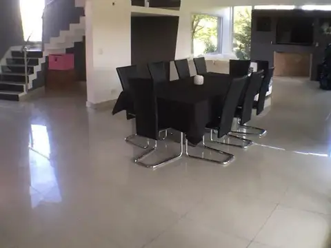 Casa en Alquiler con 4 cocheras