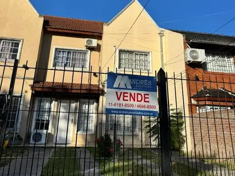Venta muy lindo Triplex en Bella Vista