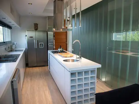Casa en Alquiler Temporal con 3 cocheras