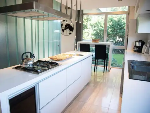 Casa 7 ambientes con 6 baños