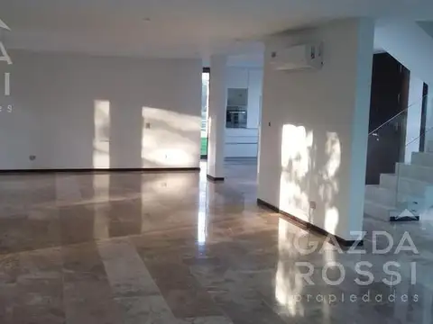 Casa 8 ambientes con 3 baños