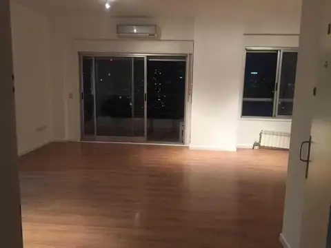 Excelente y  amplio depto. de  3 amb.  c/vista panorámica. Torre de categoría,  piscina y solarium.