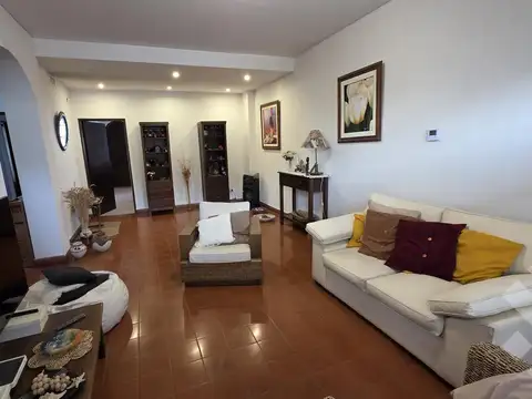 Casa 10 ambientes con 4 baños