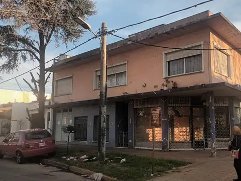 AMPLIO DEPARTAMENTO EN ESQUINA-