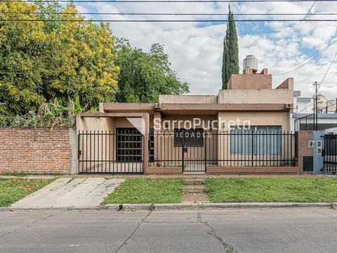 Venta casa 3 ambientes con amplio jardin y cochera en Haedo Norte.