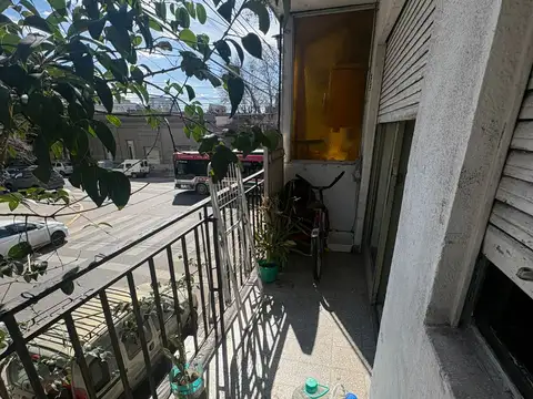Departamento de 3 ambientes con balcón, muy luminoso.