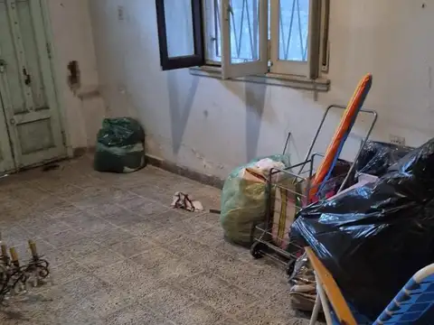 Casa en Florida de 4 ambientes, patio, terraza, baño y garage, sobre panamericana a reciclar.