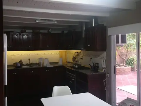 Importante casa 3 dormitorios, casco urbano. Campana.