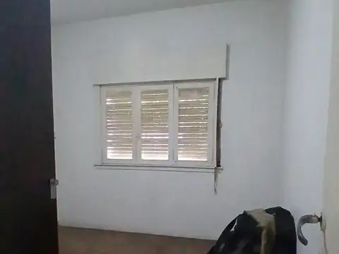 Casa Estilo americana con 3 Habitaciones, Garage y Fondo. Excelente ubicacion